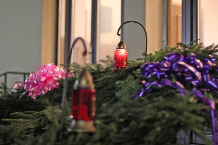 Kéréseiket is „belefonták” az adventi koszorúba