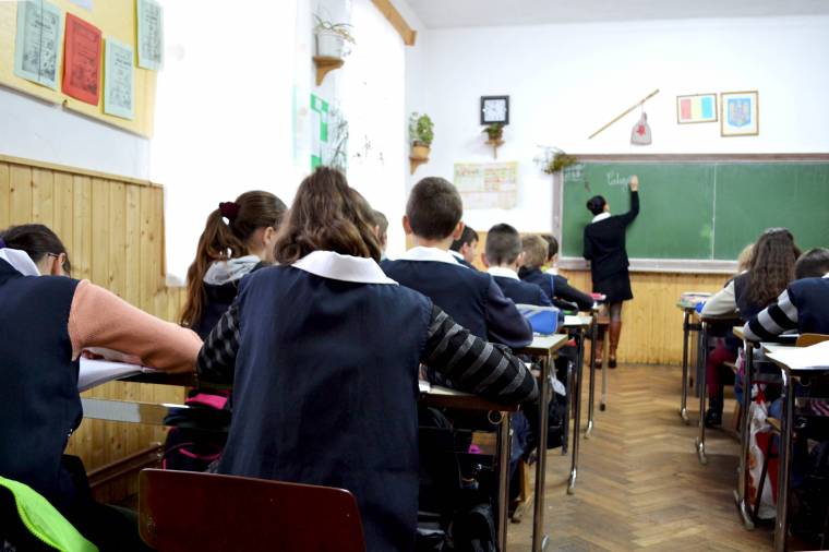 Egyenruha a nyárádremetei diákoknak