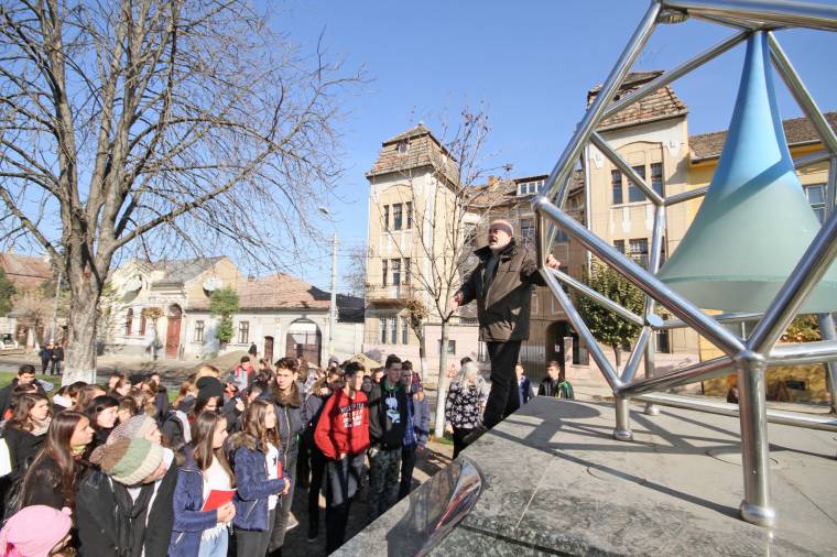Az „univerzummal” kapcsolatot teremtő alkotás