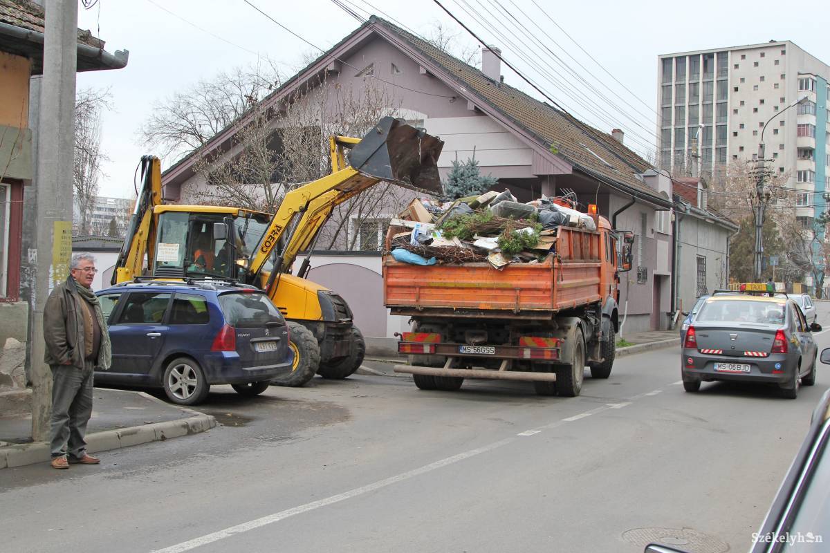 Kérik, hogy a meghirdetett dátum előtti napon kerüljön ki a hulladék a járda szélére, könnyen megközelíthető helyre. Archív &bullet;  Fotó: Boda L. Gergely