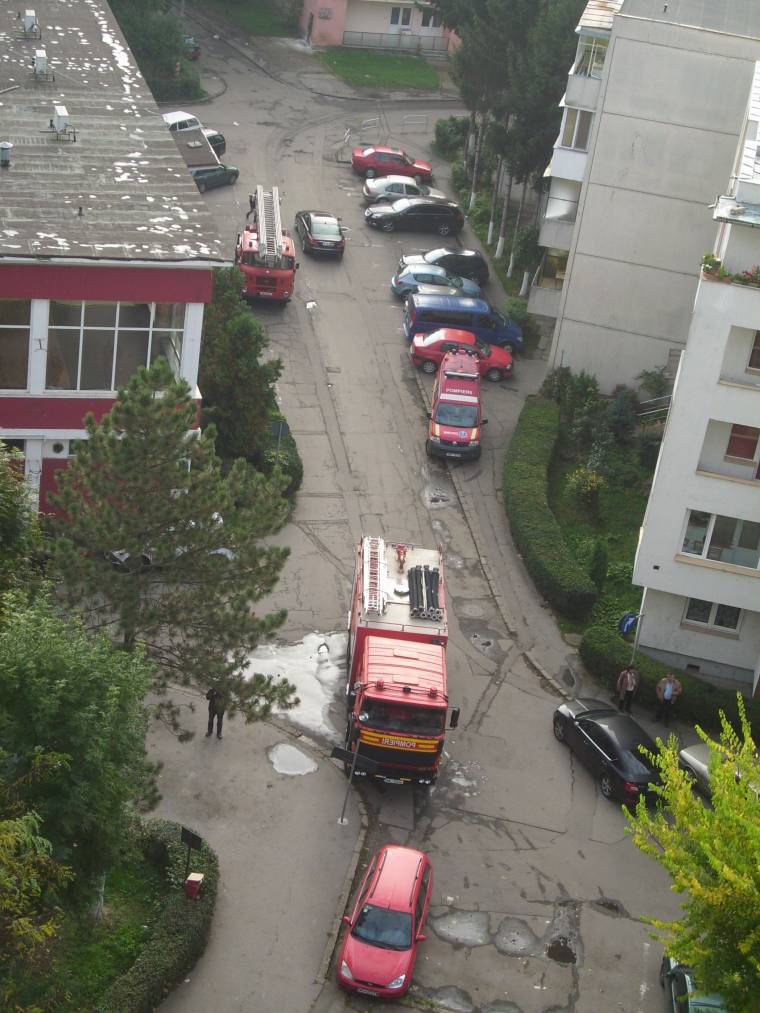 Ablakból gomolygó füst miatt riasztották a tűzoltókat