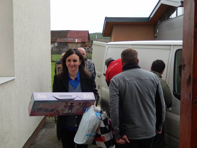 Tanszereket, ruhákat vittek Csíkfalvára a kakasdiak
