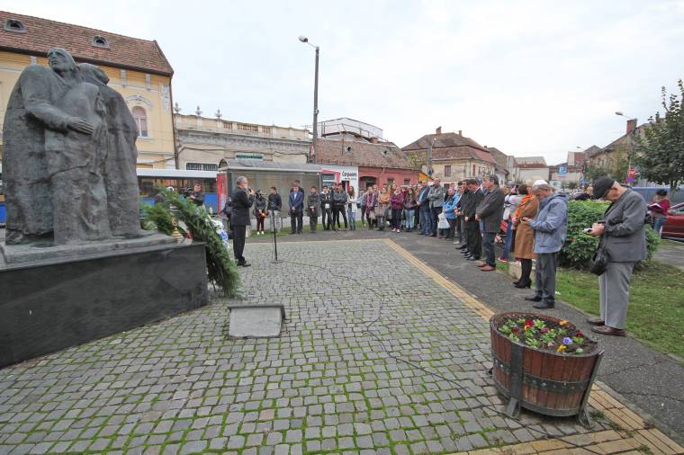 Emléktábla a deportált gyerekek emlékének