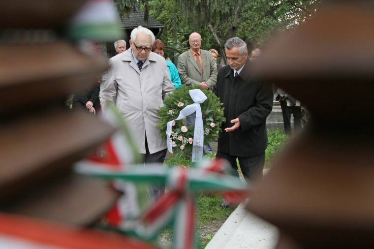 Megkoszorúzták Sütő András síremlékét
