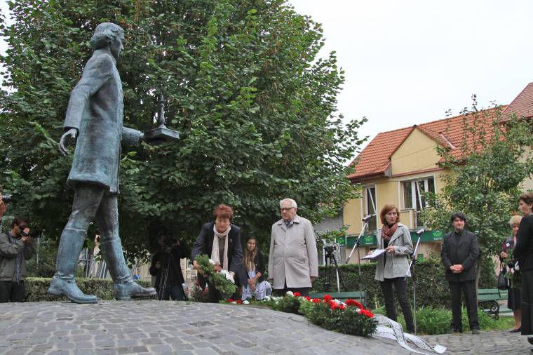 Koszorúzással és ősbemutatóval ünnepelték a Magyar Dráma Napját