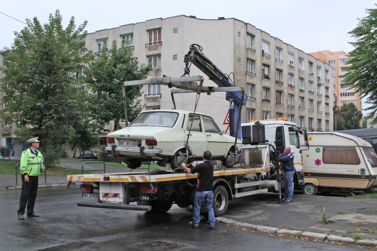 Közlekedésrendészet: a szabálytalanul parkoló autókat a helyi hatóságok szállíthatják el