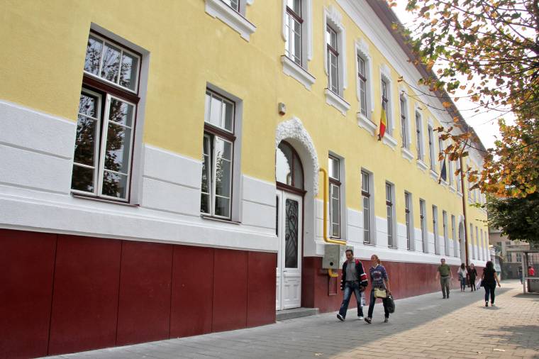 Jelentős támogatások iskolák bővítésére, óvodai felszerelésekre