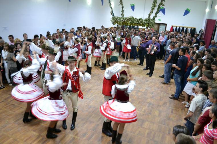Nyárádmenti táncok a szüreti bálon