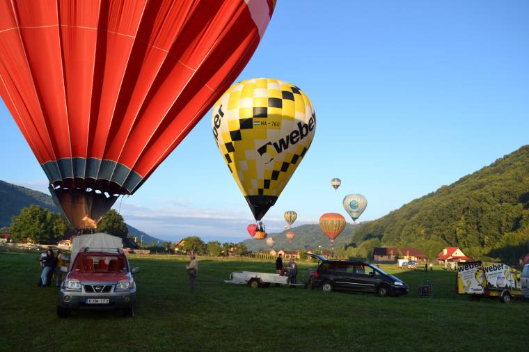Szent István-koronát ábrázoló formaballon is a magasba emelkedik