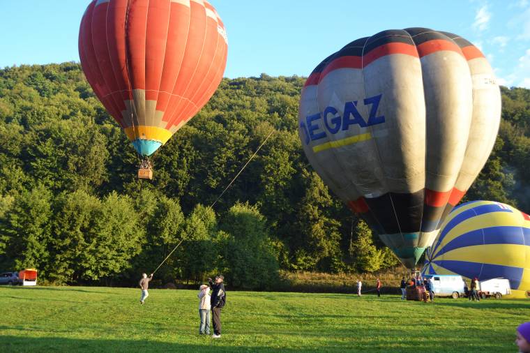 Magasba emelkednek a hőlégballonok Vármezőn