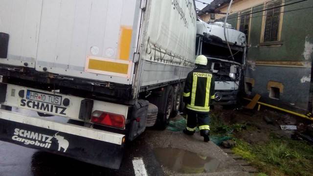 Lakóháznak ütközött egy kamion, egy másik járművet sodort el