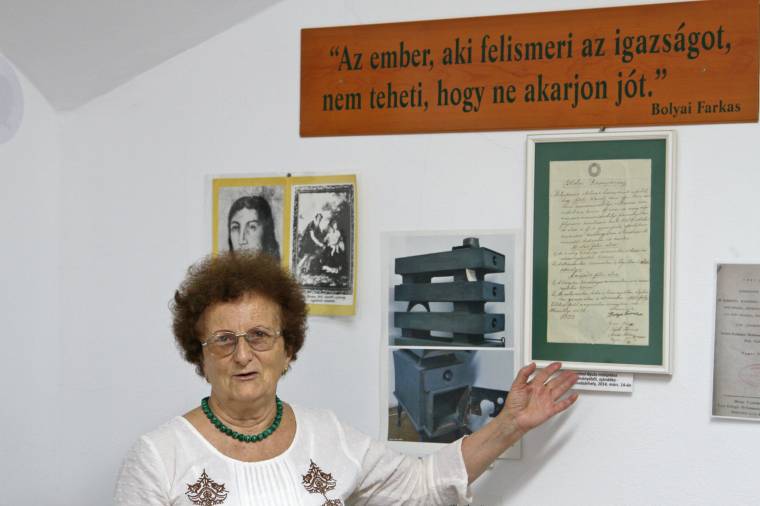 Bizonyítvány, tabló, nyomdabetűk idézik a 19. századot