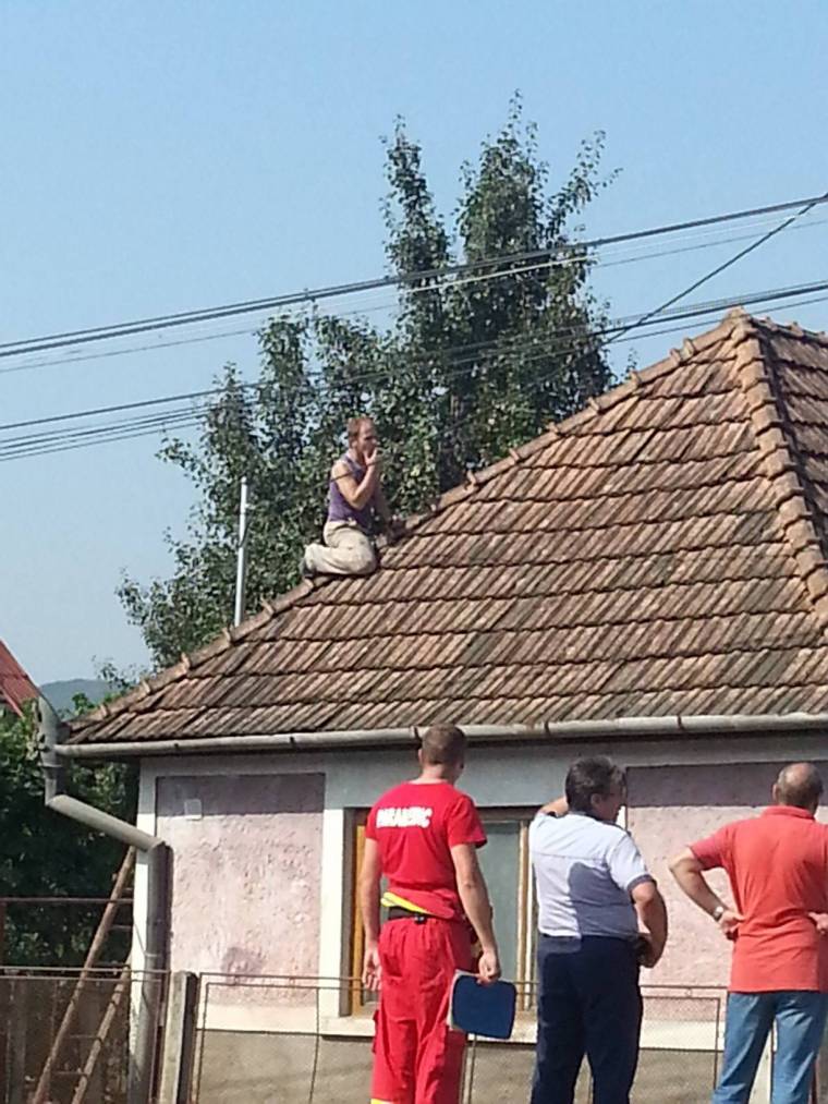 Háztetőről akart leugrani egy férfi Cikmántoron