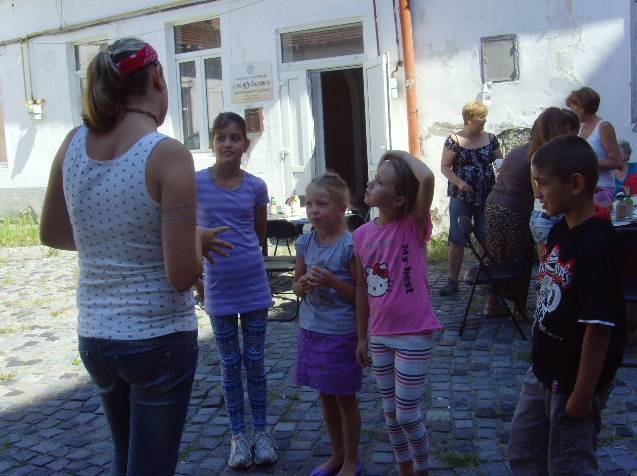 Illemtant tanultak, festettek, énekeltek
