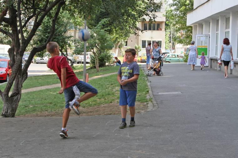 Ha nincs nyitva tartott iskolaudvar, a járdára és az úttestre kényszerülnek a gyerekek