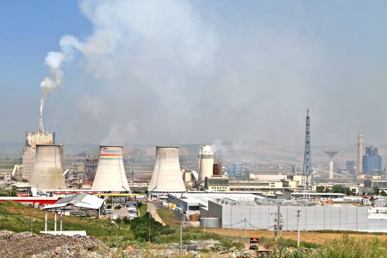 Zsarolással használja ki az alkalmazottak nehéz anyagi helyzetét az Azomureș?