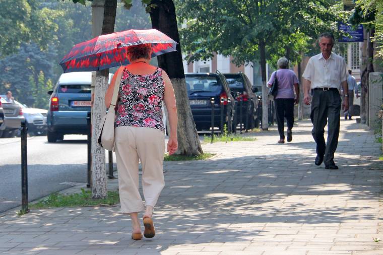 Szélsőséges időjárás: van, ahol esernyőre, máshol napernyőre vagy szalmakalapra van szükség
