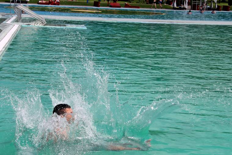 Vajon idén sikerül távol tartani az esti mosakodókat a medencéktől?