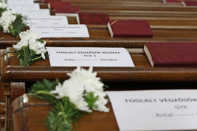 Ballagnak a MOGYE és a Sapientia végzősei