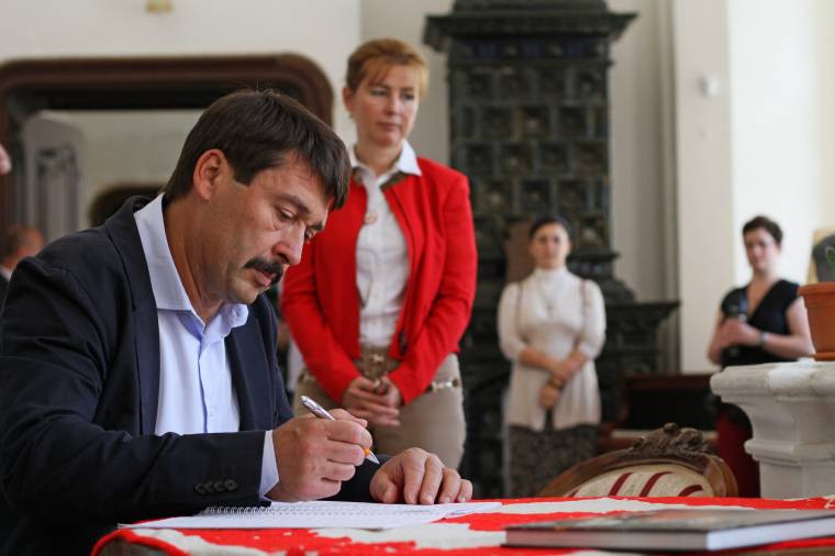 Marosszéken kezdte magánlátogatását Áder János