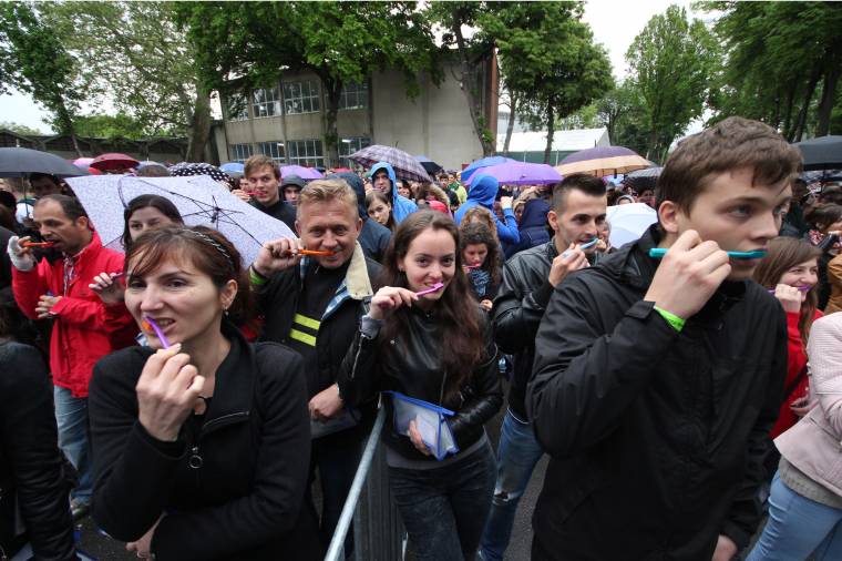 Közös fogmosással állítottak világrekordot Marosvásárhelyen