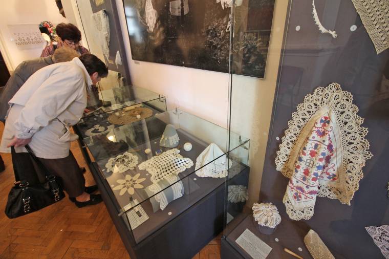 Tárlat nyílt Marosvásárhelyen az erdélyi csipke történetéről