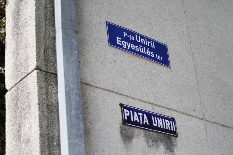 Vásárhelyi utcanévtáblák: fenyegetésért perelik Bretfeleant
