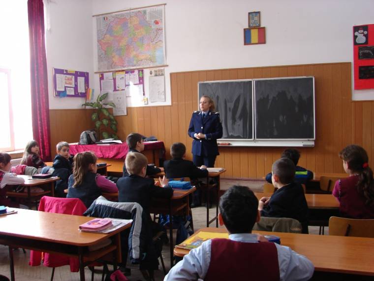 Rendőrök a maroskeresztúri iskolában