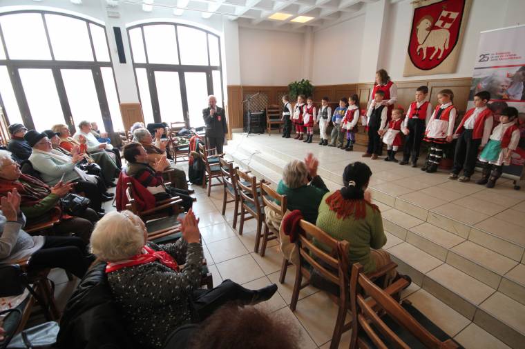 Közösen énekeltek, imádkoztak az idősek és gondozóik