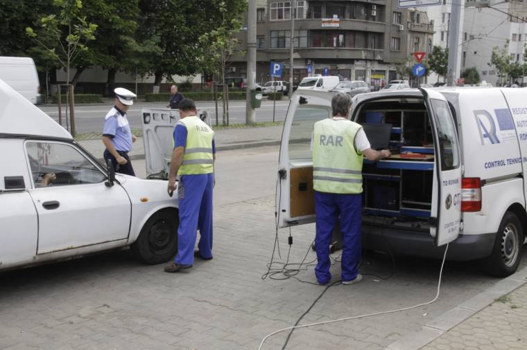 Amikor olyan rossz az autó, hogy még lámpázni se lehet az ellenőrök láttán