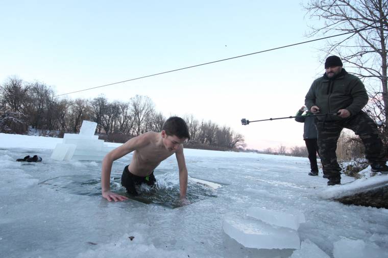 A bátrak megmártóznak vízkeresztkor a Marosban