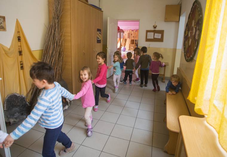 Közel 1,5 milliárd forint az erdélyi óvodák fejlesztésére