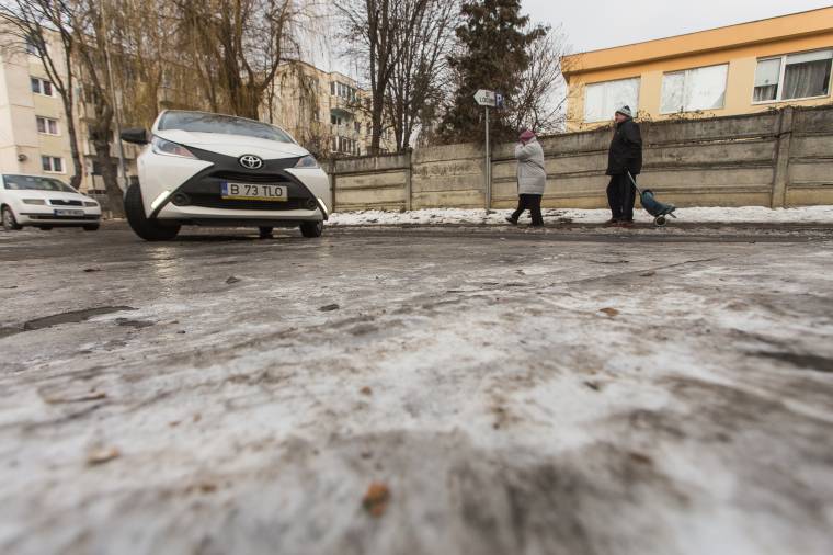 „Korcsolyapálya” a marosvásárhelyi járdákon is