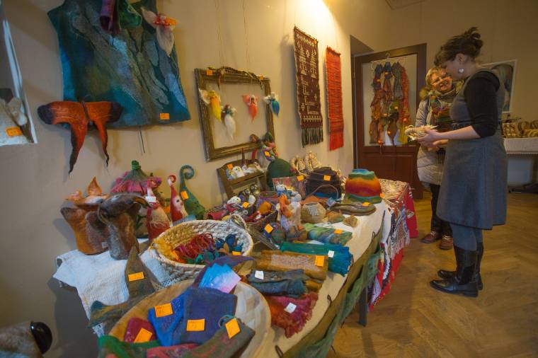 Karácsonyfa alá kívánkozó kézművestermékeket kínálnak