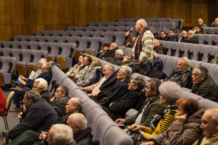 Mikrofonelnémítás és kurta befejezés a közvitán