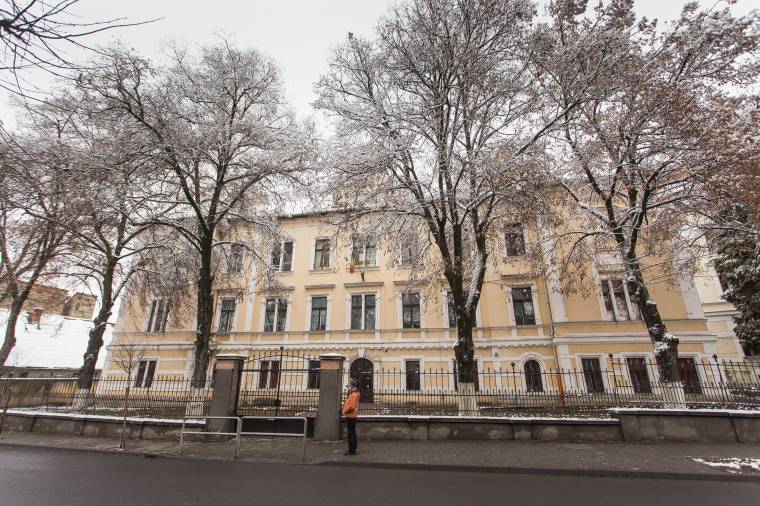 Sorra idézik be a katolikus gimnáziumba járó diákok szüleit