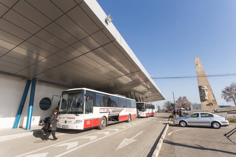 Buszok szállítják az utasokat a vidrátszegiről a kolozsvári reptérre