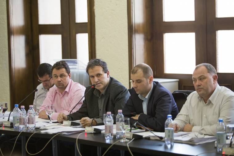 Kényes témák visszavonva, elnapolva Marosvásárhelyen