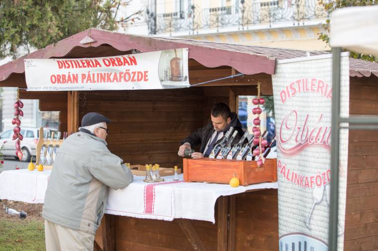 Magyarok csak mutatóban a vásárhelyi kézműves vásáron