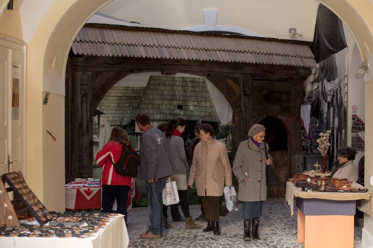 Népművészeti vásárral hívták fel a figyelmet a tárlatra