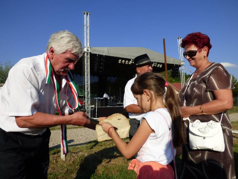 Új kenyeret is kaptak a jeddiek a községnapokon