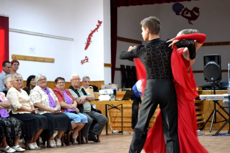 Latin-amerikai tánclépésekkel ünnepelt idősek napja