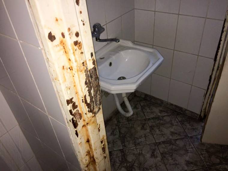 Csótányok, ülőke nélküli vécék Székelyföld legnagyobb kórházában