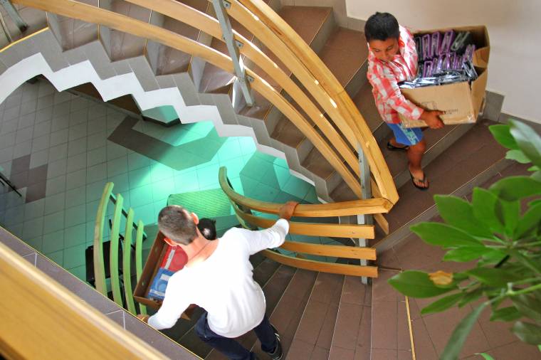 Szétosztotta a tanszercsomagokat a Magyar Ökumenikus Segélyszervezet