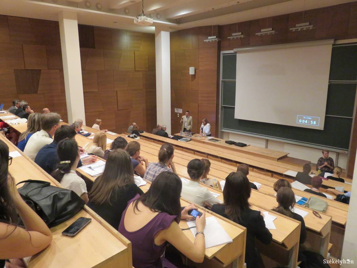 Tudományos ülésszakon. Segítik a kutatók munkáját. Illusztráció &bullet;  Fotó: Antal Erika