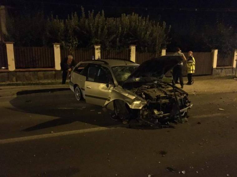 A villanyoszlop is kidőlt az ütközéstől