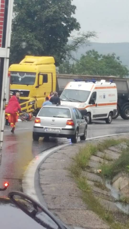 Teherautóval ütközött egy személyautó, meghalt egy utas