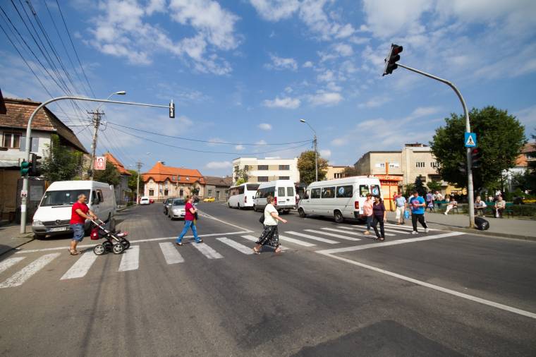 Piros jelzésnél átkelő gyalogost gázoltak halálra