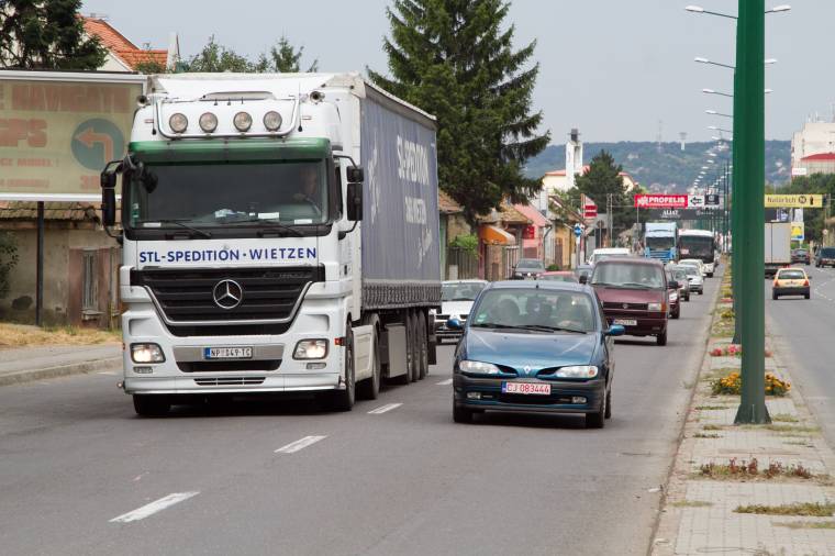 Kamionokat, kisbuszokat ellenőriz a rendőrség