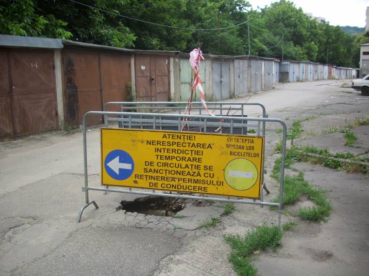 Baleset egy óriásgödör miatt